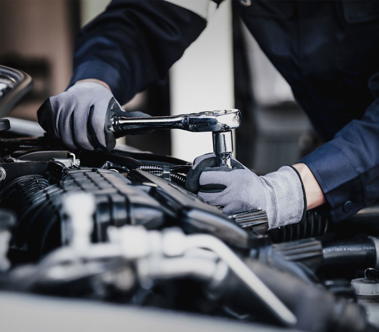 Reparación de motor por un mecánico